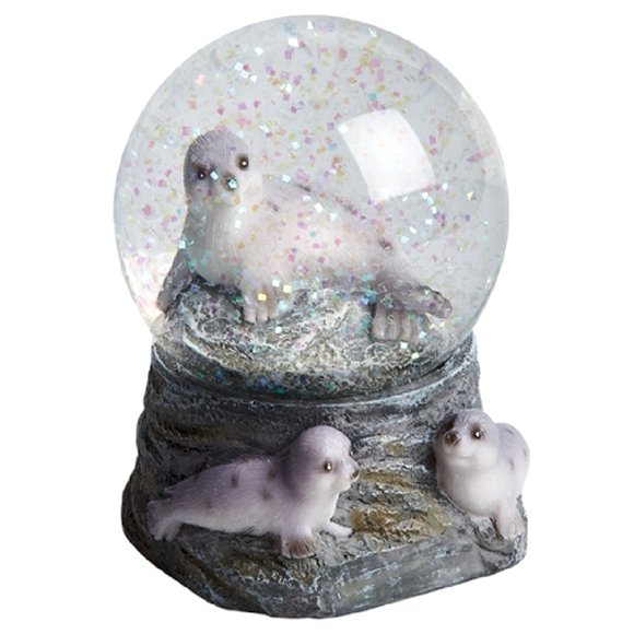 This seal snow globe has a glass globe with a base made from resin, so it has a heavy, quality look and feel to it and makes a wonderful gift. Measures 8.8cm x 6.5cm approx.